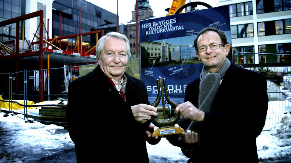 HARPEKLANG: Yngvar Holm (t.v) og Erling Lae med ur-Spellemannharpa p� Schou-tomta i Oslo der Popsenteret reiser seg. Foto: STEINAR BUHOLM