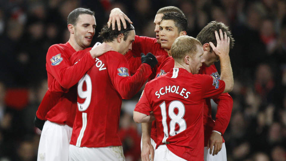 SCORET: Dimitar Berbatov gratuleres av lagkameratene, etter � ha scoret mot gamleklubben Tottenham. Foto: Jon Super, AP.