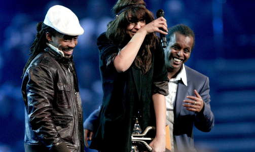 T�RKET T�RENE: Maria Mena ble tildelt prisen i klassen Kvinnelig artist av Madcon under l�rdagens utdeling av Spellemannprisen 2008 i Oslo Spektrum.
Foto: Stian Lysberg Solum / SCANPIX