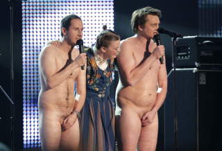 STRIPPET: Ida Maria flankert av programlederne Thomas Numme og Harald R�nneberg under l�rdagens utdeling av Spellemannprisene 2008 i Oslo Spektrum Foto: Stian Lysberg Solum / SCANPIX