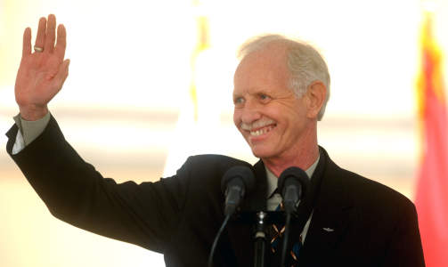 HEDRET: Piloten Chesley �Sully� Sullenberger fikk en varm velkomst i hjembyen San Francisco l�rdag. Foto: Noah Berger/AP/Scanpix