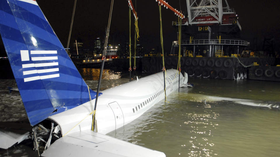 REDDES: Et kranskip redder opp US Airways' flight 1549 fra Hudson-elven utenfor Manhattan, etter at pilot Chesley �Sully� Sullenberger mirakul�st tok flyet ned. N� hedres Sullenberger i hjembyen. Foto: AFP/Scanpix