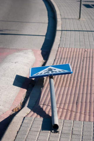 STOR KRAFT: Vinden knekker trafikkskilt i to. Foto: Siri Lund