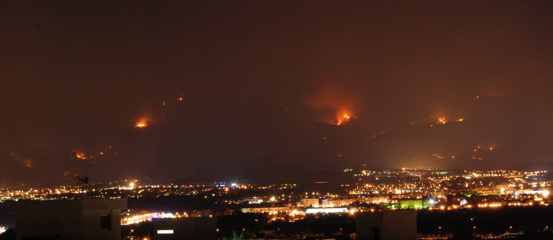 FJELL  I FLAMMER: Fjellet Puig Campana st�r i full fyr. Foto: Asgeir Stangnes