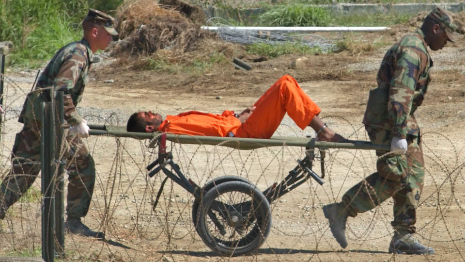 SENDES TIL NORGE: Norge m� regne med � bli bedt om � ta i mot fanger fra Guantanamo, n�r leiren legges ned. Her f�res en fange til avh�r ved Camp X-ray i 2002. Foto: AP Photo/Lynne Sladky/Scanpix