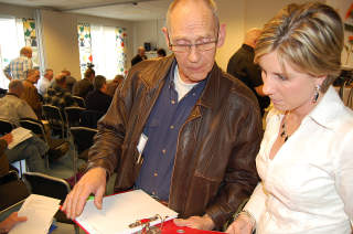 M�TE I NORGE: Tidligere Ekofisk-arbeider Viggo Hortmann i samtale med Jill Erickson i advokatfirmaet Arnold & Itkin i Sandefjord i april 2008. Foto: Asle Hansen