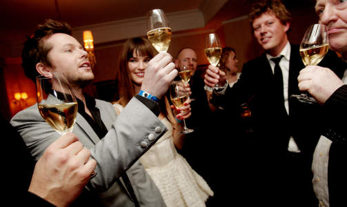 �RETS SPELLEMANN: Espen Lind sk�lte i champagne med manager Jan Fredrik Karlsen under nachspielet p� Hotel Continental etter l�rdagens utdeling av Spellemannprisene 2008 i Oslo Spektrum. Foto: Stian Lysberg Solum / SCANPIX