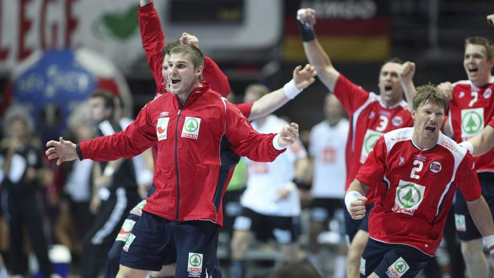 VANT THRILLER MOT TYSKLAND: Stort mer herlig sport g�r det ikke an � f� presset inn i sendetida p� hvilken som helst kanal, skriver Esten O. S�ther. Foto:  EPA/SRDJAN SUKI