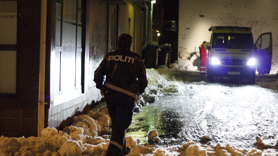 TO TATT H�ND OM: To ansatte ved bingolokalet ble tatt h�nd om av helsepersonell etter at de ble truet med kniv av en ukjent ransmann. Ingen kom fysisk til skade, men de trengte � snakke med noen om det de hadde opplevd. Foto: ROLF SVENDSEN/ALLPHOTO
