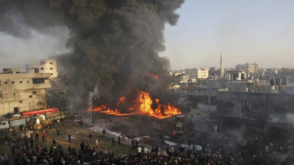 BOMBING: Palestinere samler seg rundt �stedet for et israelsk bombeangrep i flyktningeleiren Rafah p� Gaza. 28. desember i fjor. N� tilbyr Hamas ett �rs v�penhvile, mot at Israel opphever sin blokade av Gazastripen. Foto: SCANPIX/AP Photo/Eyad Baba