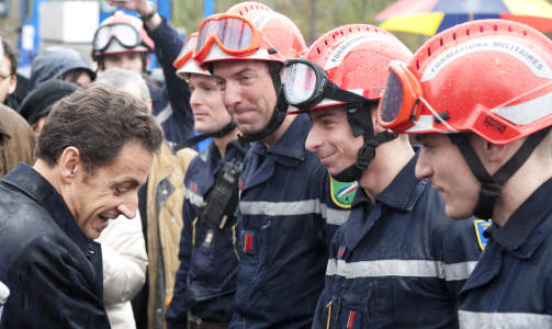 OPPRYDNING: Frankrikes president Nicolas Sarkozy prater med redningsmannskaper i Pian-Medoc i S�r-Frankrike. Presidenten sier f�rsteprioritet er � gi str�mmen tilbake til de over �n million husstandene som mistet elektristeten. Foto: SCANPIX/REUTERS/Philippe Wojazer