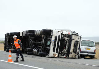 STERK VIND: En lastebil er bl�st over ende i Narbonne. Foto: SCANPIX/AFP PHOTO PASCAL PAVANI