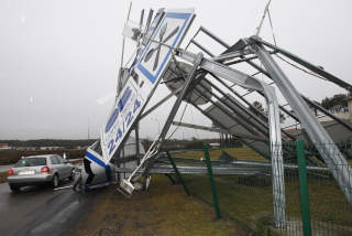ORKAN: S�r-Frankrike ble i helgen rammet av ekstremv�r, og en rekke hustak og installasjoner ble revet ned i vinden som n�dde orkan styrke. Foto: SCANPIX/REUTERS/Regis Duvignau