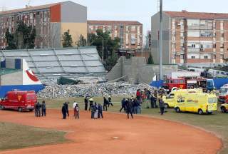 D�DE: Fire barn omkom da idrettshall kollapset som f�lge av sterk vind i Sant Boi de Llobregat utenfor Barcelona. Foto: SCANPIX/EPA/ANDREU DALMEU