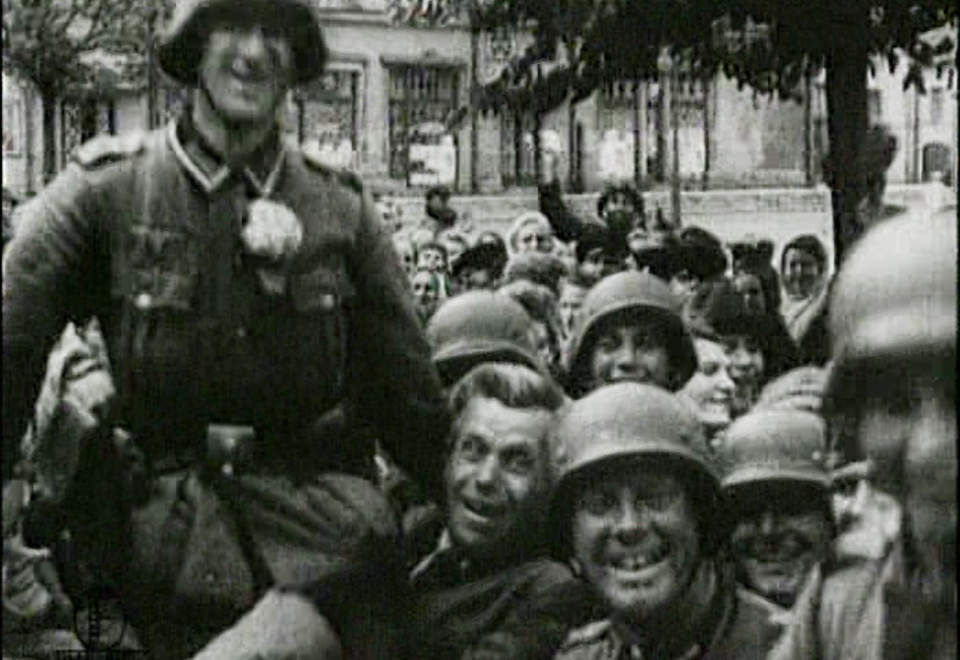 IKKE HELT MAX MANUS: Folk mottok tyske invasjonsstyrker som frigj�ringshelter da de marsjerte inn i Tallinn i august 1941. Dette bildet fra en tysk propagandafilm viser en Wehrmacht-soldat p� gullstol.
FOTO: EESTI FILMIARHIIV