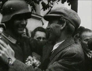 IKKE HELT S�NSTEBY HELLER: En estisk mann har akkurat gitt en tysk soldat blomster. 
FOTO: EESTI FILMIARHIIV