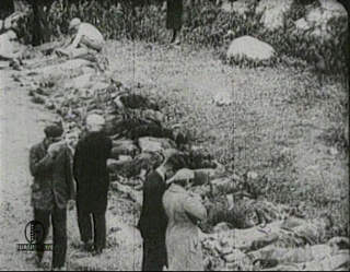 KRIGSFORBRYTELSER: Likene av sivile estere funnet i en massegrav i sentrale Estland, alle ofre for Stalins brente jords taktikk. I Tartu fengsel fant de alle fangene drept og dumpet i br�nnen.
FOTO: EESTI FILMIARHIIV