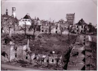 NARVA �DELAGT: R�de Arme kom ikke igjennom ved Narva. De svarte med � bombardere byen, og sendte bombefly til Talinn, hvor kvinnelige presisjonsbombere �delagte deler av gamlebyen.
FOTO: GEIR BRENDENS FOTOSAMLING