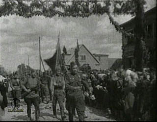 TILBAKE: Den R�de Arme vender tilbake til Estland senh�stes 1944 og ble til 1994. Ogs� de fikk blomster fra noen som sto p�passelig n�r kameraet. 
FOTO: EESTI FILMIARHIIV