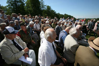VETERANER: Estiske Waffen-SS veteraner tilbake p� de bl� h�ydene ved Narva i 2008. I Estland og Latvia er de nasjonale helter. Mens norske frontkjempere som sloss ved deres side, ble d�mt som landssvikere.
FOTO: ODD HELGE BRUGRAND