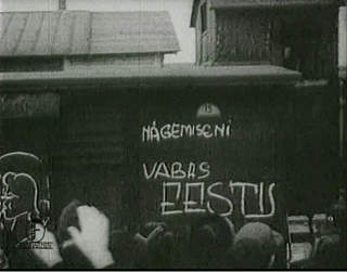 KLAR BESKJED: P� gjensyn, frigj�r Estland, har noen skrevet p� togvognene til de estiske frivillige Waffen SS-soldatene som frakter dem til russergrensen for � sloss.
FOTO: EESTI FILMIARHIIV