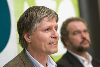 VIL KUTTE REISETIDA; Nestleder i Venstre Ola Elvestuen (t.v.) presenterte forslaget til et nytt partiprogram som skal vedtas under v�rens landsm�te.
Foto: Cornelius Poppe / SCANPIX