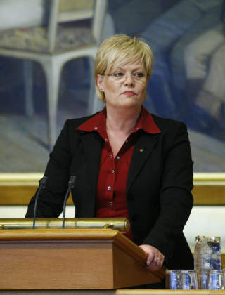 KRISEMINISTER:
Finansminister Kristin Halvorsen p� talerstolen i Stortinget under presentasjonen av regjeringens tiltakspakke for � stimulere sysselsettingen mandag formiddag.
Foto: Lise �serud / SCANPIX