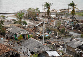 ORKANENS �DELEGGELSER: Strandlinjen i Santa Cruz del Sur p� Cuba etter orkanen Paloma som rammet i november i fjor. Det tar gjennomsnittlig kortere tid for �kosystemer � komme seg etter naturkatastrofer enn etter menneskelig inngripen. Foto: REUTERS/Rodolfo Blanco Cue