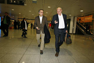 MANDAG KVELD: Einar Schultz og Tom Scjelvan ankommer Munchen. Foto:ARNT E. FOLVIK