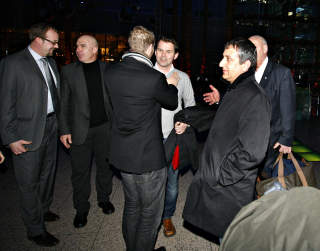 HILSER: Lars Petter Fossdal (i midten) og Trabzonspors visepresident (t.h) ankommer Munchen. Foto:ARNT E. FOLVIK