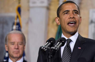 INNSATTE FINANSMINISTER: Barack Obama utnevnte Tim Geithner som finansminister i natt. P� pressekonferansen snakket han ogs� om Midt�sten. Foto: AFP/SAUL LOEB