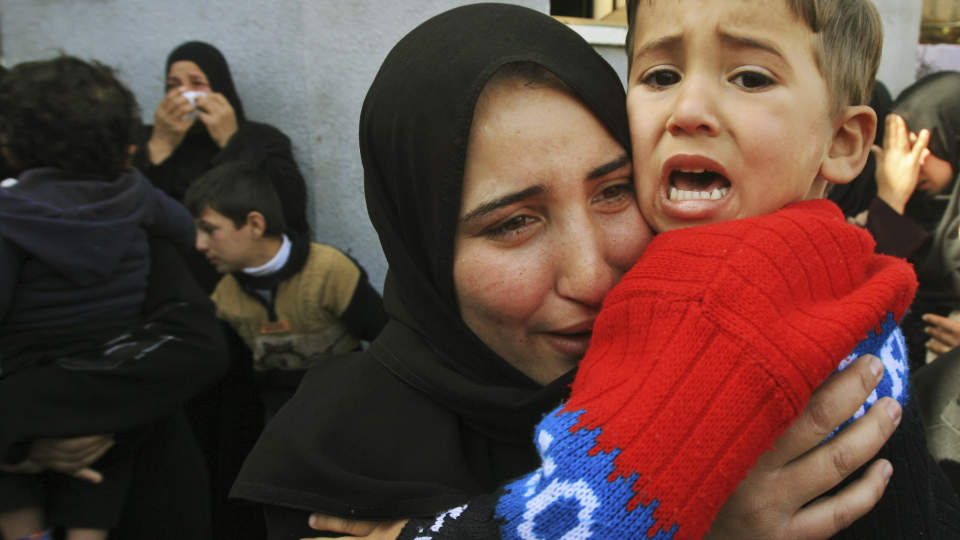 REAGERER: Palestinere reagerer etter at v�penhvilen i Gaza ble brutt i ettermiddag. Minst to skal v�re skadet i et israelsk luftangrep som kom som en reaksjon p� at en israelsk soldat ble drept tidligere i dag. Det kommer ogs� meldinger om at en bonde skal v�re drept i skuddveksling.  Foto: Eyad Baba/Scanpix