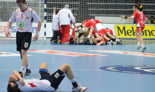 GRENSEL�S SKUFFELSE: I stedet for ville norske jubelscener var det polakkene som kunne feire hemningsl�st for 31-30-seier og VM-semifinale. Foto:  AFP PHOTO/HRVOJE POLAN