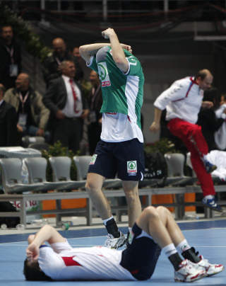 RETT I GARDEROBEN: Kjelling gikk rett i garderoben etter det bittre tapet. 
Foto:  Gorm Kallestad  / SCANPIX .