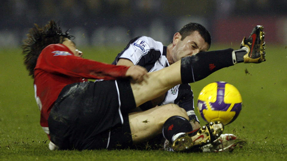STYGG TAKLING: Paul Robinson fikk r�dt kort for denne taklingen. Foto: AP/Simon Dawson/Scanpix