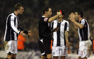 SKJ�NTE INGENTING: WBA-spillerne omringet dommer Rob Styles etter det r�de kortet.Foto: AP/Simon Dawson/Scanpix