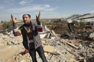 MISTET SITT HJEM: Palestineren Raed al-Athamna st�r ved sitt nedbombede hus i Gaza i januar i �r. Israelske soldater innr�mmer bombetokt mot sivile omr�der. Foto: REUTERS/Mohammed Salem/Scanpix