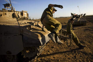 ANGREP I NATT: Israelske milit�re gikk i natt til motangrep etter g�rsdagens angrep mot Israel. Foto: AP Photo/Bernat Armangue/Scanpix