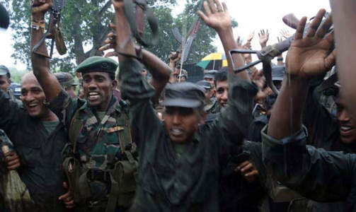 RYKKER INN: Regjeringsstyrker feirer etter en offensiv mot Tamiltigrene (LTTE) tidligere i �r. Foto: Scanpix
