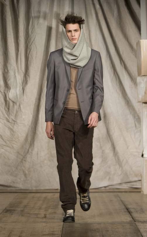  SVENSK GUTT Hals, gr� dressjakke og brune cordfl�yelsbukser. Fra Cheap Monday.