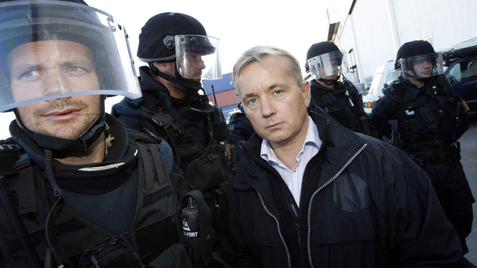 POLITISTREIK: I morgen vil politiet over hele landet g� til politisk streik i en og en halv time midt p� dagen. P� bildet er justisminister Knut Storberget til stede under et arrangement i regi av Politidirektoratet i samarbeid med Oslo politidistrikt og Politiets sikkerhetstjeneste. Beredskapstroppen hadde en demonstrasjon for fremm�tte med bl.a. helikopter.
Foto: Lise �serud / SCANPIX