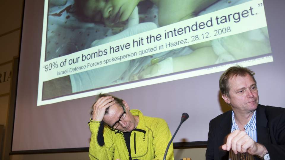 SNAKKET TIL KOLLEGAENE: Legene Mads Gilbert (t.v.) og Erik Fosse delte tirsdag sine erfaringer fra Gaza med Den norske Legeforening. De oppfordret medlemmer av foreningen til straks � dra til Gaza og snakke med Hamas og den palestinske og israelske legeforeningene, men fikk tilsynelatende lite geh�r for det. Foto: Heiko Junge/SCANPIX
