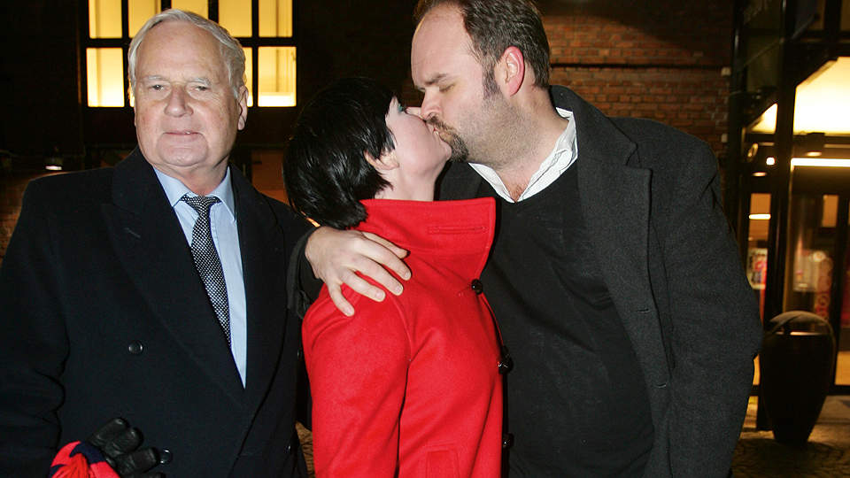 BRENNHETT: Christine Koht og Atle Antonsen slo til meg et realt kyss - bare til �re for fotografen, selvsagt, da Dagfinn Lyngb� hadde premiere p� showet �Evolusjon� p� Latter i kveld. Til venstre st�r Kohts far, Sverre. Foto: MARIUS GULLIKSRUD / STELLA PICTURES