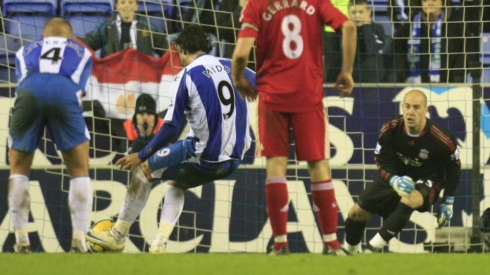 UTLIKNET P� STRAFFE: I sin Wigan-debut scoret Mido p� straffe - og �dela kvelden for Liverpool. Foto  EPA/Magi Haroun