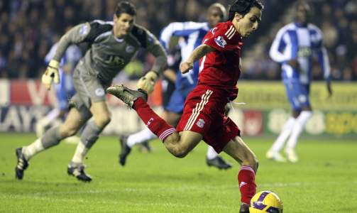 GA LIVERPOOL LEDELSEN: Yossi Benayoun scoret fra nesten umulig vinkel, men det holdt ikke for de r�de. Foto: AP Photo/Scott Heppell