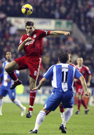 BYTTET UT AV BENITEZ: Da Liverpool trengte scoring byttet Rafael Benitez ut Steven Gerrard - av alle mennesker: Foto: AP Photo/Scott Heppell