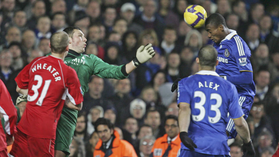 SENKET BORO: Salomon Kalou scoret to ganger mot Middlesbrough etter pause. Begge gangene feiret han med � gj�re h�ndjerngester. Foto: AP Photo/Alastair Grant