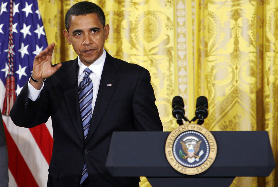 U.S. President Barack Obama waves as he arrives to speak about the economy from the East Room of the White House in Washington January 28, 2009.  REUTERS/Kevin Lamarque   (UNITED STATES)
