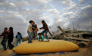 BOMBET: Palenstinske barn leker i ruinene etter at husene ble �delagt av israelske angrep onsdag 28. januar.  Foto: ANJA NIEDRINGHAUS/AP/SCANPIX