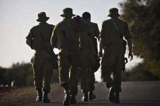 PATRULJE Israelske soldater patruljerer grensa mot Gaza. Tirsdag ble �n soldat drept og tre skadet av en veibombe, som f�rte til en slutt p� den skj�re v�penhvilen. Foto: BERNAT ARMANGUE/AP/SCANPIX
